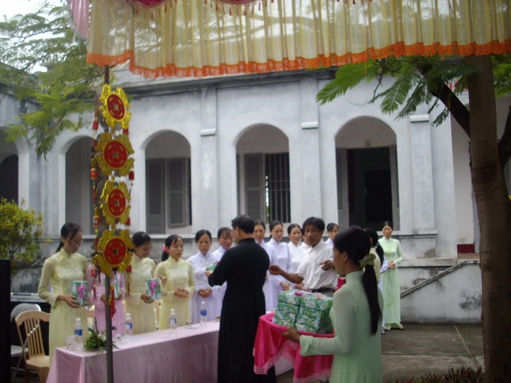 Cha xứ tặng quà GLV